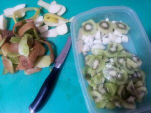 kiwi y pera troceada