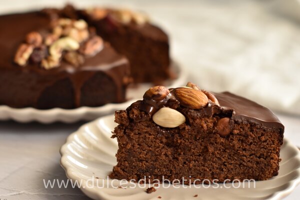 porcion de mona de pascua de chocolate