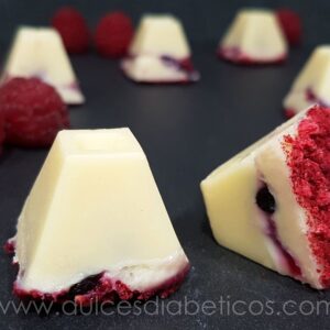 Bombones de chocolate blanco y frutos rojos sin azucar