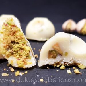 Bombones de chocolate blanco y pistachos sin azucar