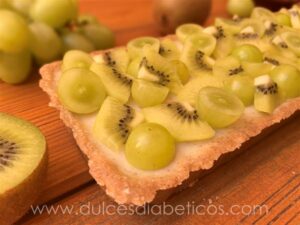 Tarta de kiwi y uva con avena