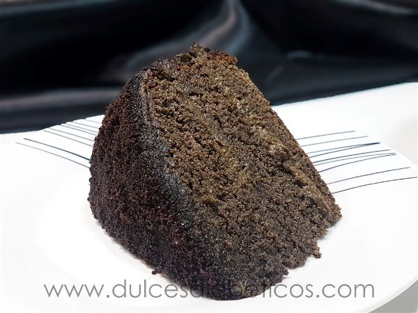 Porcion de tarta black velvet con relleno de calabaza