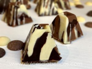 Bombones de tres chocolates a rayas