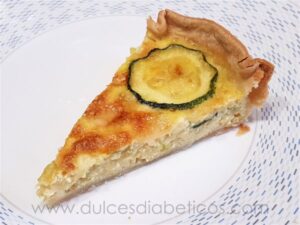 Porcion de quiche ligera de calabacin y queso