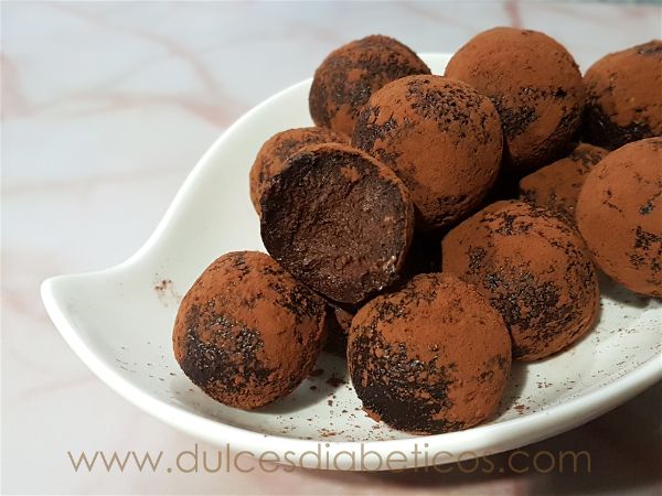Trufas de platano y chocolate en plato - una mordida