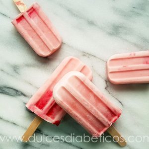 Polos cremosos de fresa y yogur griego sin azucar