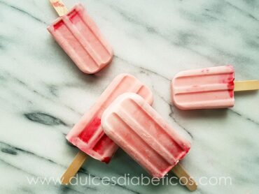 Polos cremosos de fresa y yogur griego sin azucar