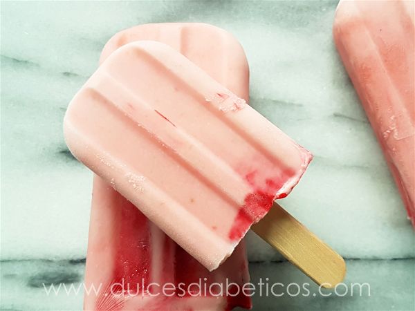 Polos de fresa y yogur griego light