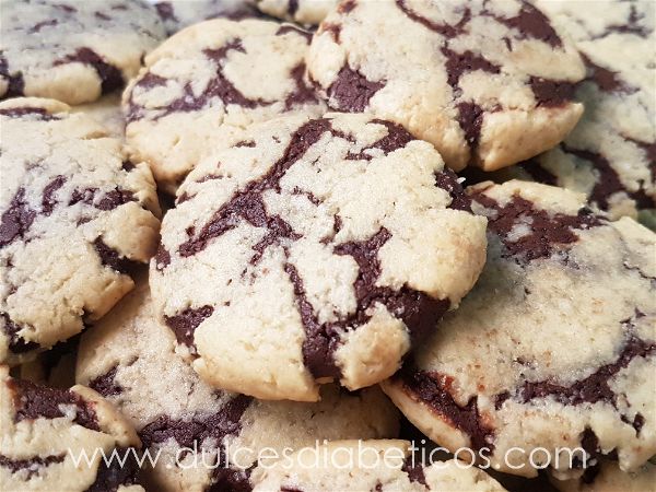 Galletas de chocolate blanco rellenas de brownie