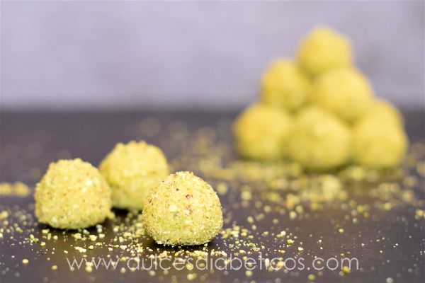 Trufas de chocolate blanco con pistachos