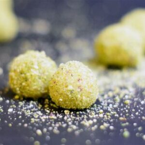 Trufas de chocolate blanco y pistachos a la lima