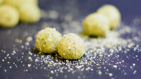 Trufas de chocolate blanco y pistachos a la lima