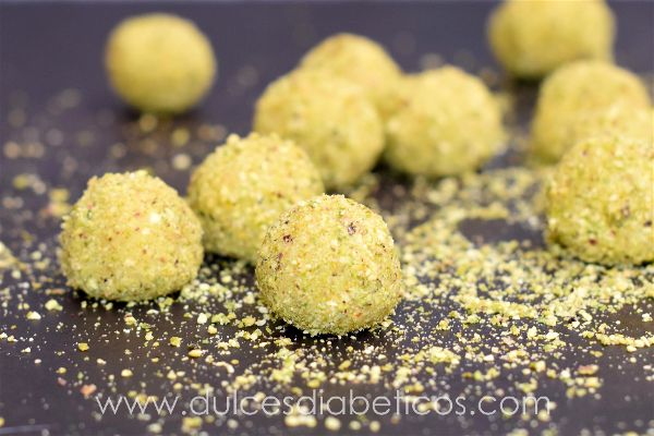 Trufas de pistachos y chocolate blanco