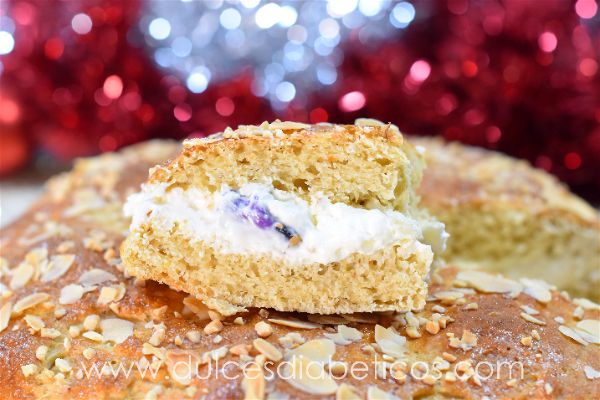 Figurita dentro del roscon de reyes