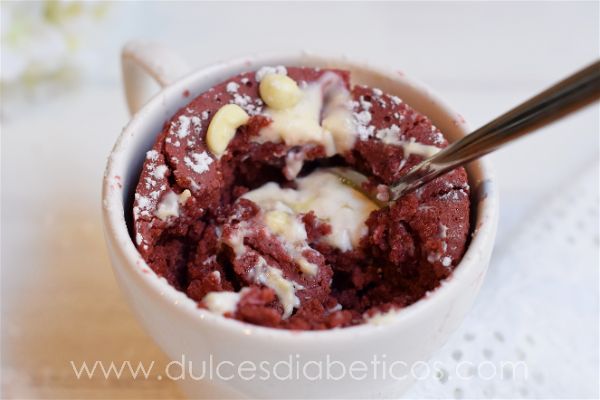 Red-velvet-mug-cake-relleno-de-queso-w-opt