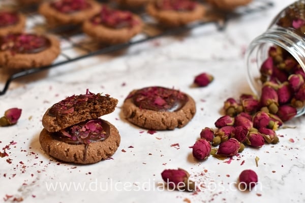 Galletas keto de chocolate y rosas