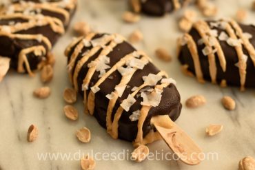 Helados de cacahuete y chocolate